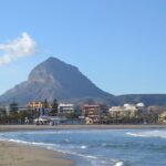 Vista del Montgó y la bahía desde la playa del Arenal de Jávea