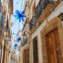 Calle del casco histórico de Jávea decorada con banderines