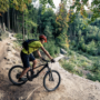 Ciclista con bicicleta de montaña en un camino rodeado de vegetación